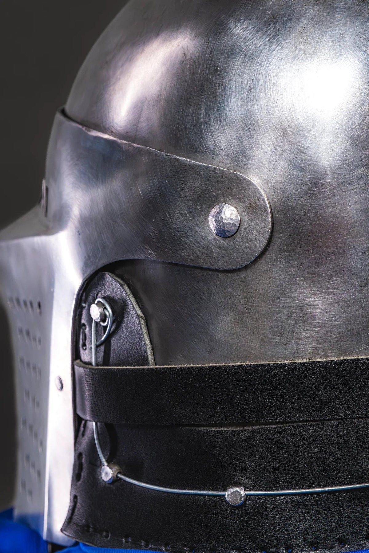 Buhurt helmet with blue aventail — hinge